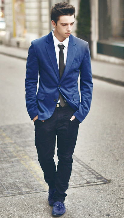 (C) Синий костюм черный галстук